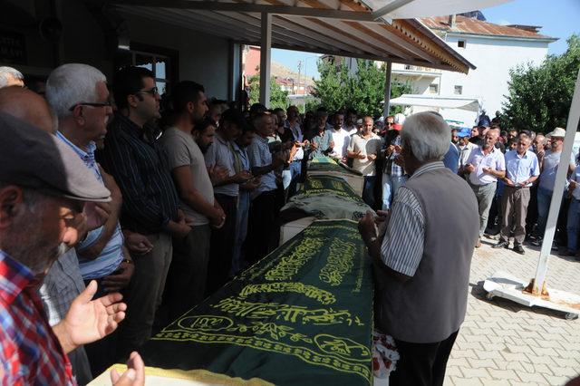 Tunceli'deki kazada ölen çift ve oğulları yan yana toprağa verildi