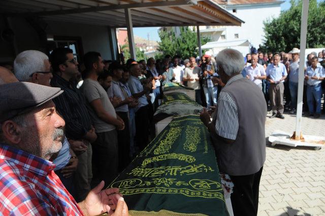 Tunceli'deki kazada ölen çift ve oğulları yan yana toprağa verildi