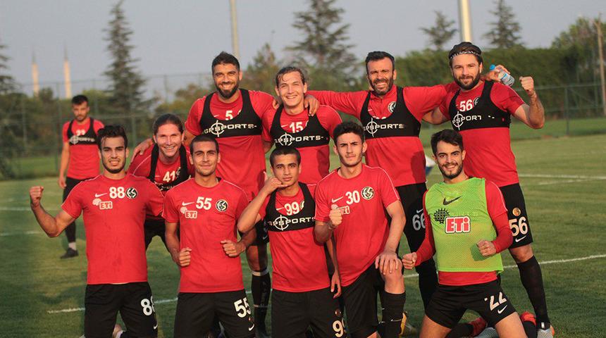 Eskişehirsporlu futbolcular y&ouml;netim s&ouml;z&uuml;n&uuml; tutmadığı i&ccedil;in antrenmana &ccedil;ıkmadı