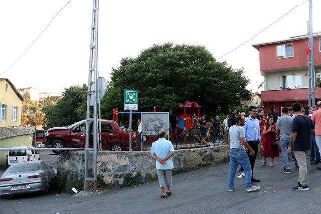 Parkta oynayan çocukların arasına otomobil daldı; 1 çocuk öldü