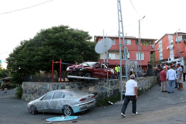 Parkta oynayan çocukların arasına otomobil daldı; 1 çocuk öldü