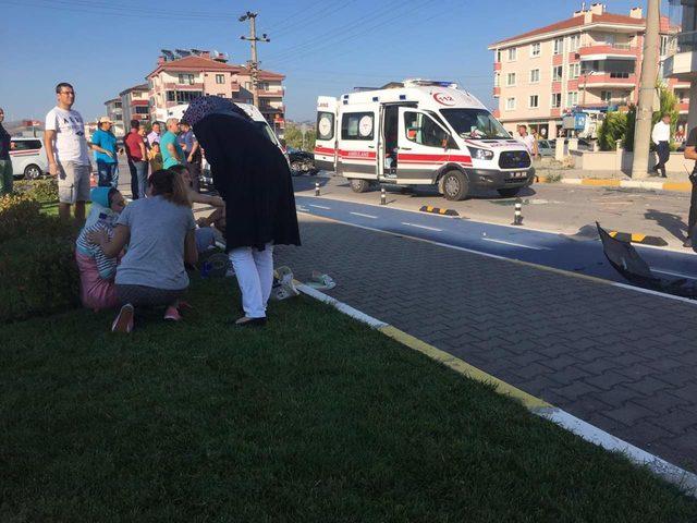 Balıkesir'de servis minibüsü ile otomobil çarpıştı: 1 ölü, 12 yaralı