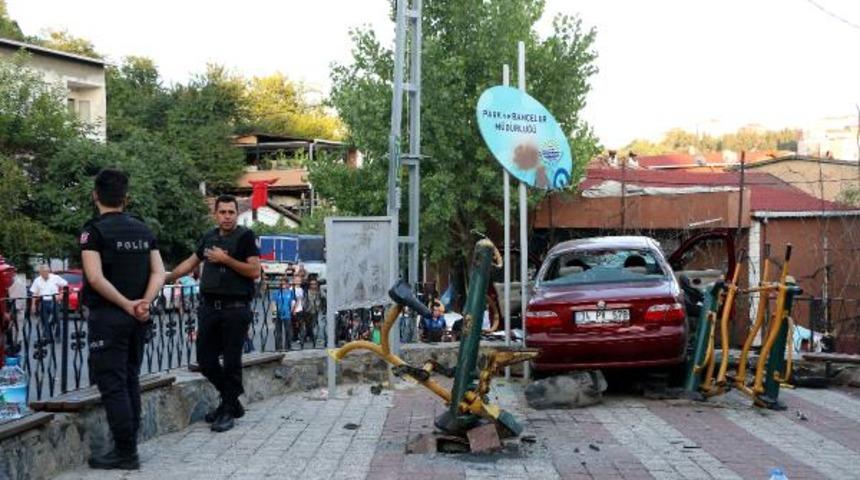 Mahalleyi karıştıran kaza! Facia: Çocuk parkına daldı