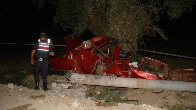 Seydikemer’de kontrolden çıkan otomobil elektrik direğine çarptı: 2 ölü, 2 yaralı