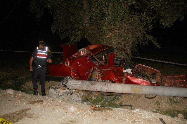 Seydikemer’de kontrolden çıkan otomobil elektrik direğine çarptı: 2 ölü, 2 yaralı