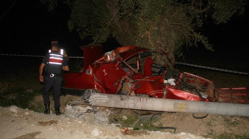 Seydikemer&rsquo;de kontrolden &ccedil;ıkan otomobil elektrik direğine &ccedil;arptı: 2 &ouml;l&uuml;, 2 yaralı
