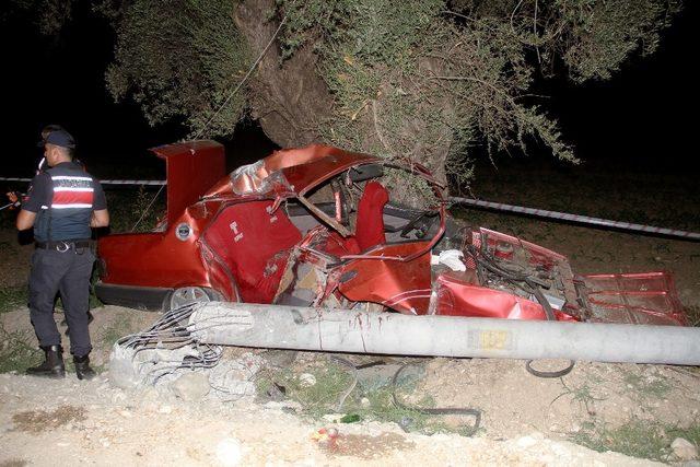 Seydikemer’de kontrolden çıkan otomobil elektrik direğine çarptı: 2 ölü, 2 yaralı