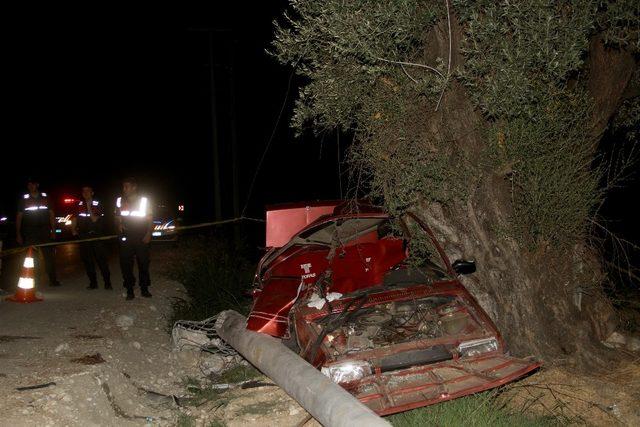 Seydikemer’de kontrolden çıkan otomobil elektrik direğine çarptı: 2 ölü, 2 yaralı