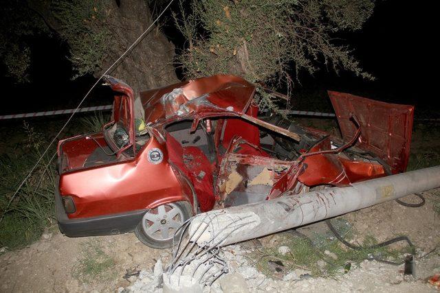 Seydikemer’de kontrolden çıkan otomobil elektrik direğine çarptı: 2 ölü, 2 yaralı