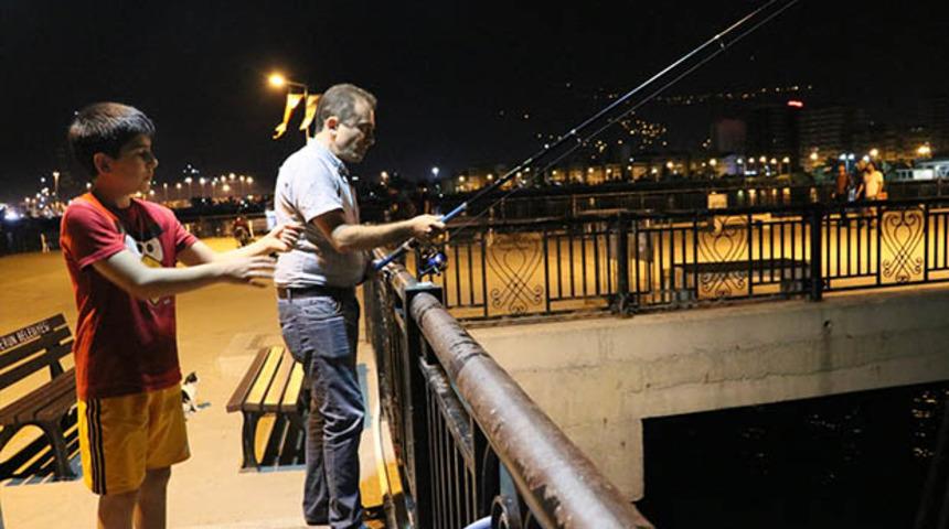 5 ton levrek denize karıştı! Vatandaşlar kıyılara koştu