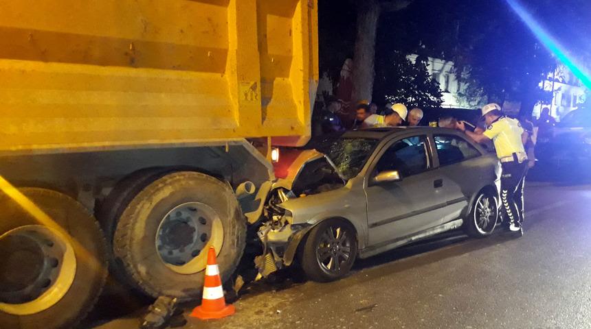 Ankara'da otomobil park halindeki kamyona çarptı! 3 yaralı