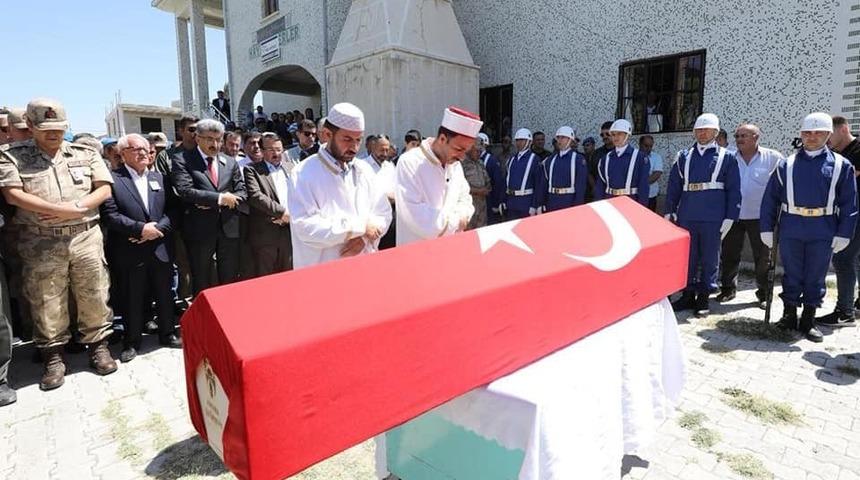 Beyin kanaması ge&ccedil;iren g&uuml;venlik korucusu son yolculuğuna uğurlandı