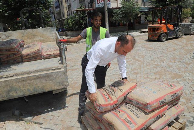 Başkan Akın direksiyon başına geçti işçilere yardımcı oldu