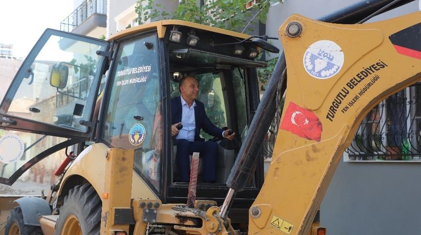 Başkan Akın direksiyon başına ge&ccedil;ti iş&ccedil;ilere yardımcı oldu