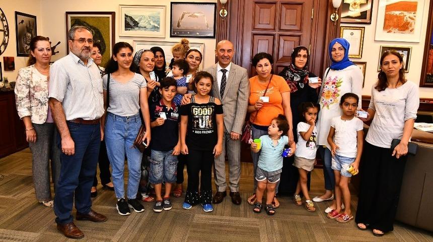 &rsquo;&Ccedil;ocuk İzmirim&rsquo; kartları Başkan Soyer&rsquo;den