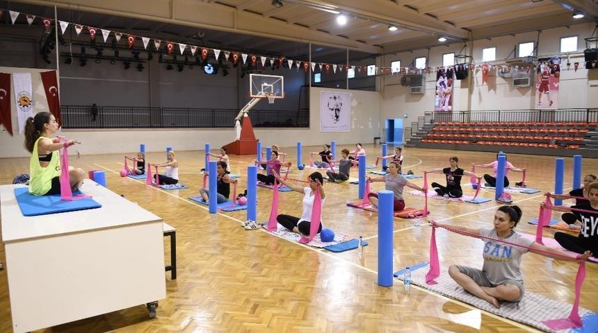 Çiğlili kadınlar pilates kursunda buluşuyor