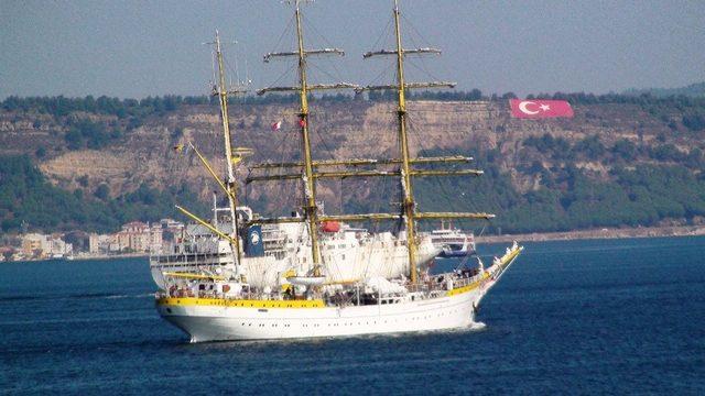 Romanya okul gemisi Çanakkale Boğazı’ndan geçti