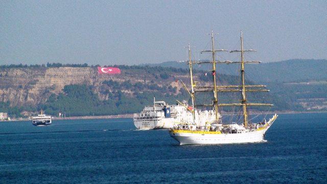 Romanya okul gemisi Çanakkale Boğazı’ndan geçti