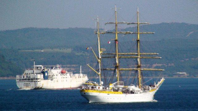 Romanya okul gemisi Çanakkale Boğazı’ndan geçti