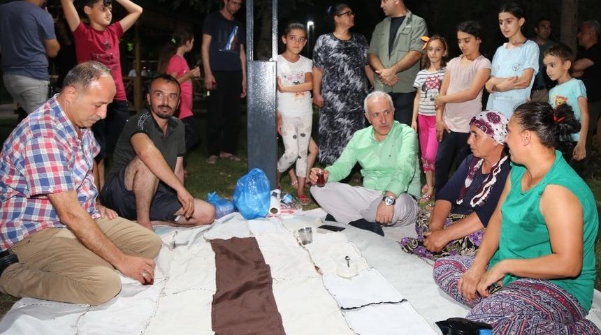 Başkan G&uuml;ltak, parkta vatandaşlarla &ccedil;ay i&ccedil;ti