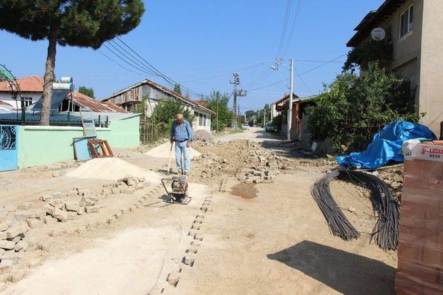 Şaphane’de köylerde kilitli parke taşı çalışmaları