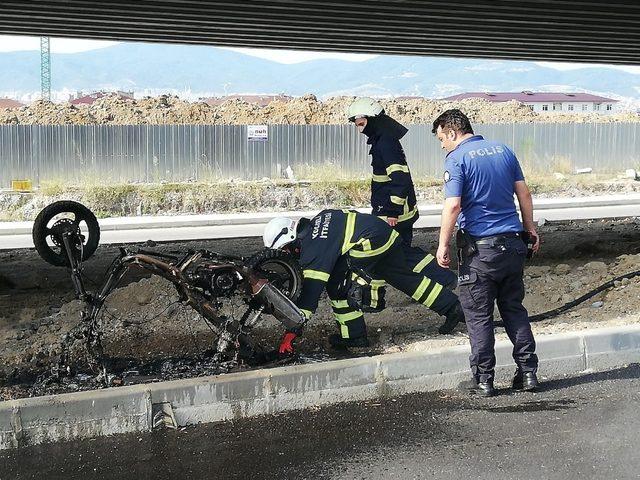 Arızalanan motosikletini yol kenarında yaktı