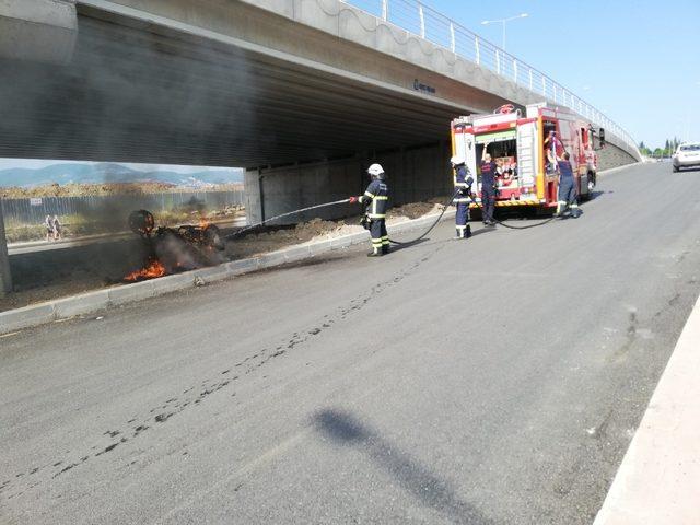 Arızalanan motosikletini yol kenarında yaktı