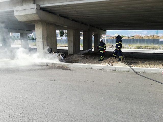 Arızalanan motosikletini yol kenarında yaktı