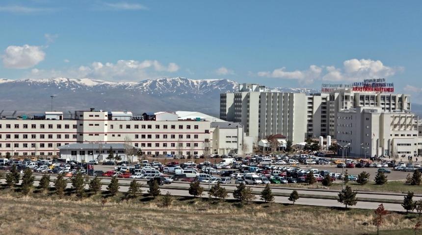 Atat&uuml;rk &Uuml;niversitesi Başarı &Ccedil;ıtasını Y&uuml;kseltiyor