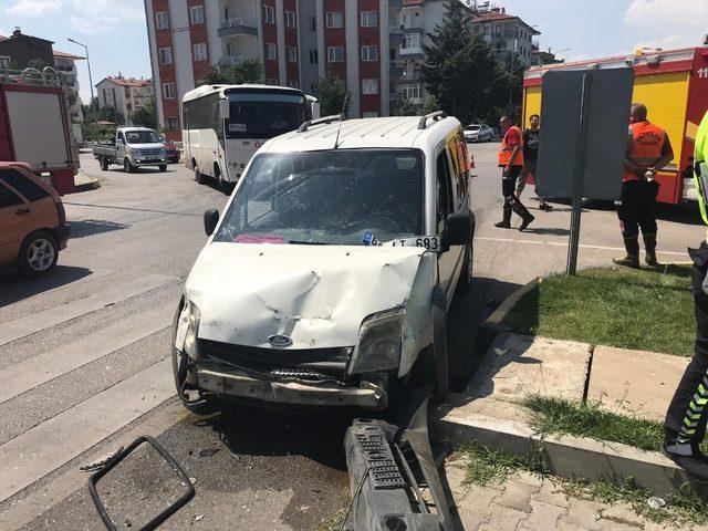 Isparta’da kaza yapan araçlar hurdaya döndü: 5 yaralı