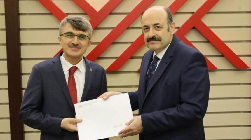 DP&Uuml; Rekt&ouml;r&uuml; Kazım Uysal mazbatasını aldı