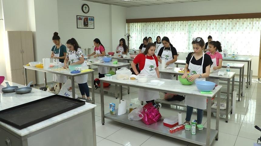 Geleceklerine lezzet katmak i&ccedil;in eğitim alıyorlar