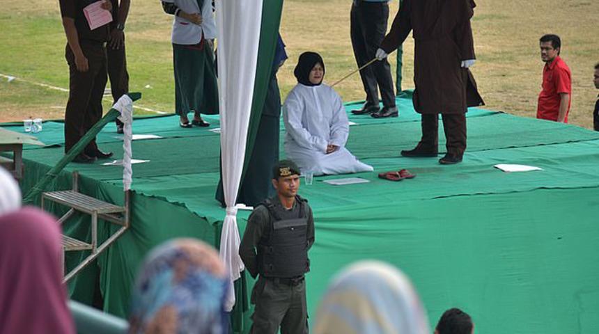 Zina yapan kadın kırbaçlanırken sinir krizi geçirdi!