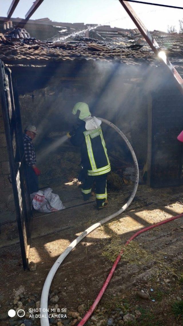 Saman balyaları alev aldı, 7 bin TL’lik zarar meydana geldi