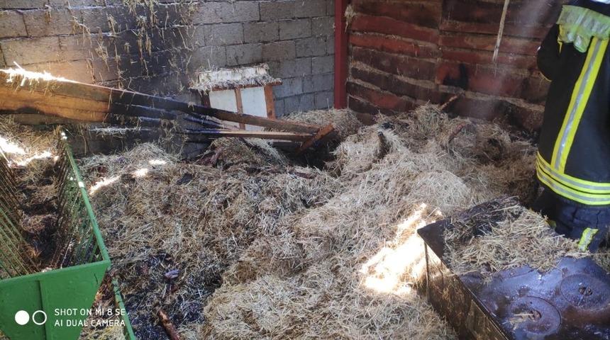 Saman balyaları alev aldı, 7 bin TL&rsquo;lik zarar meydana geldi