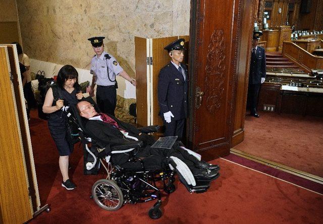 Japon imparatorundan parlamentoya tekerlekli sandalye düzeneği