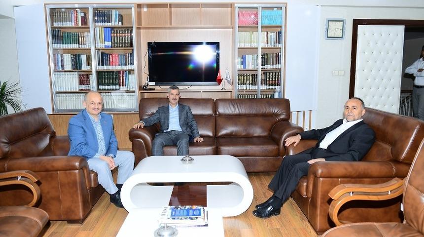 Başkan Çınar Kızılay’a kurban bağışında bulundu