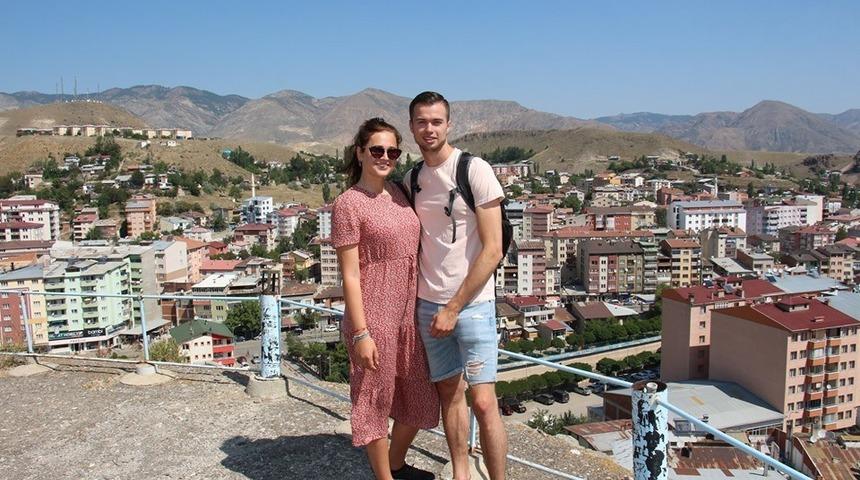 Hollandalı turistler Oltu&rsquo;ya hayran kaldı