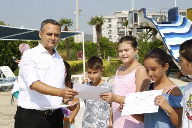 Torbalı’da yüzme öğrenen öğrenciler sertifikalarını aldı