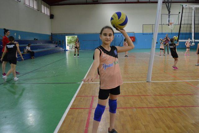 Yunusemre’de voleybol yaz kursu devam ediyor