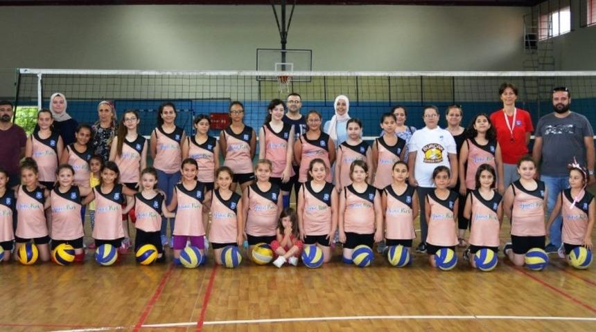 Yunusemre&rsquo;de voleybol yaz kursu devam ediyor