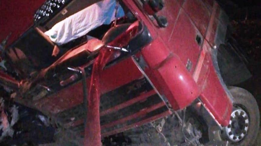 Şanlıurfa&rsquo;da tır devrildi: 2 yaralı