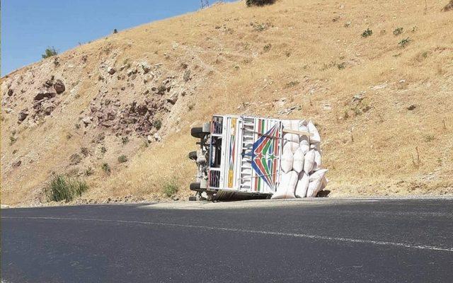 Siirt’te saman yüklü kamyon devrildi: 1 yaralı