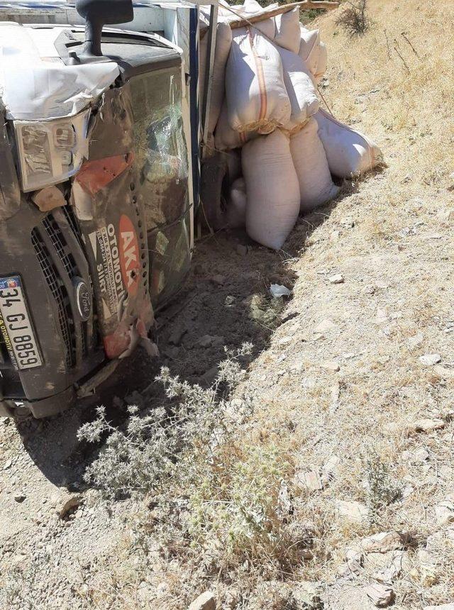 Siirt’te saman yüklü kamyon devrildi: 1 yaralı