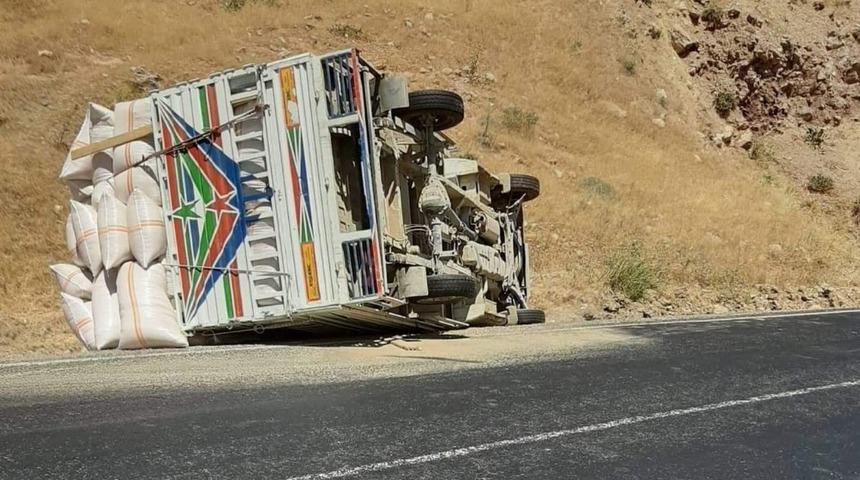 Siirt&rsquo;te saman y&uuml;kl&uuml; kamyon devrildi: 1 yaralı