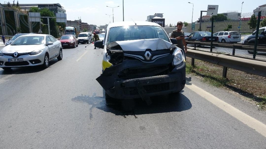 E-5&rsquo;te 4 ara&ccedil; birbirine girdi: 1 yaralı