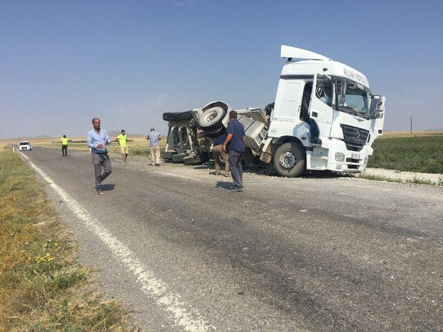 Kulu’da mucur çeken tırın dorsesi devrildi