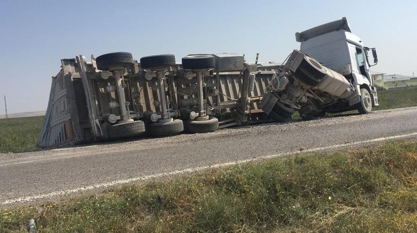 Kulu&rsquo;da mucur &ccedil;eken tırın dorsesi devrildi