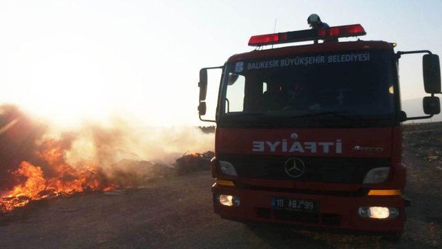 Burhaniye’de çöplük yangını korkuttu