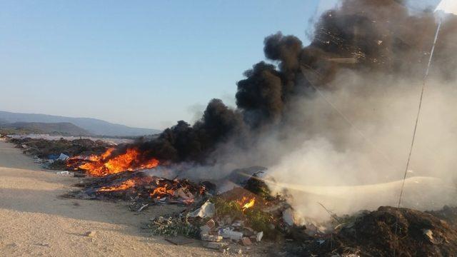 Burhaniye’de çöplük yangını korkuttu